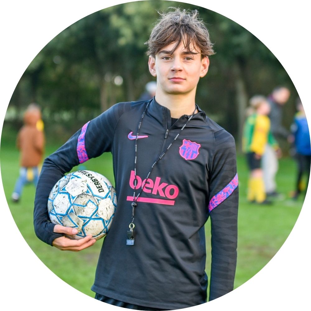 Jongen die als vrijwilligers voetbalwedstrijden fluit