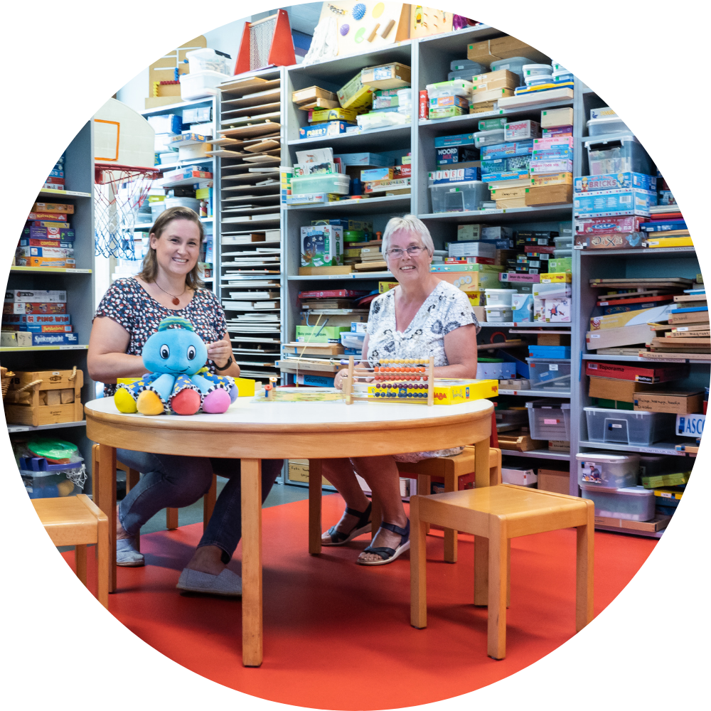 Vrijwilligers aan het werk in SpeelOTheek, foto gemaakt door Juliette Arts