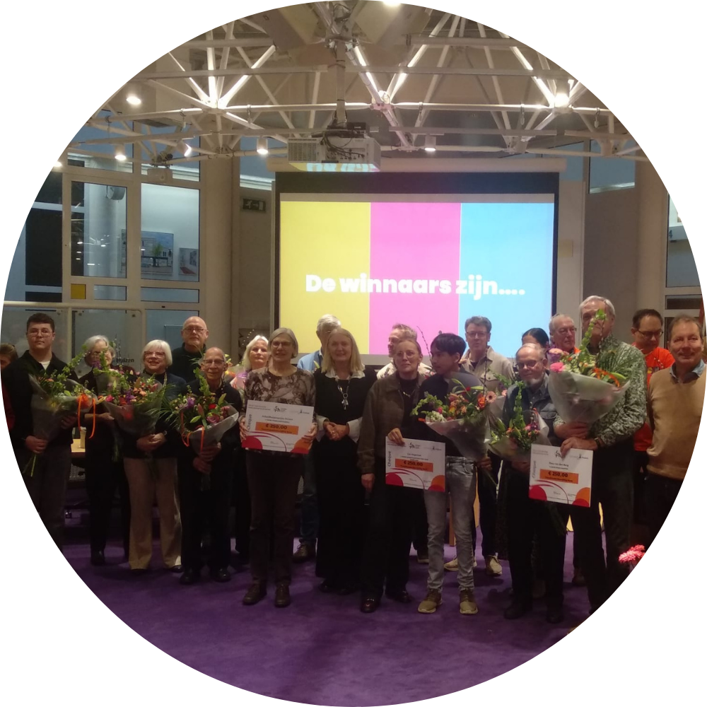 Groepsfoto van alle genomineerden en de winnaars van de Vrijwilligersprijzen 2025