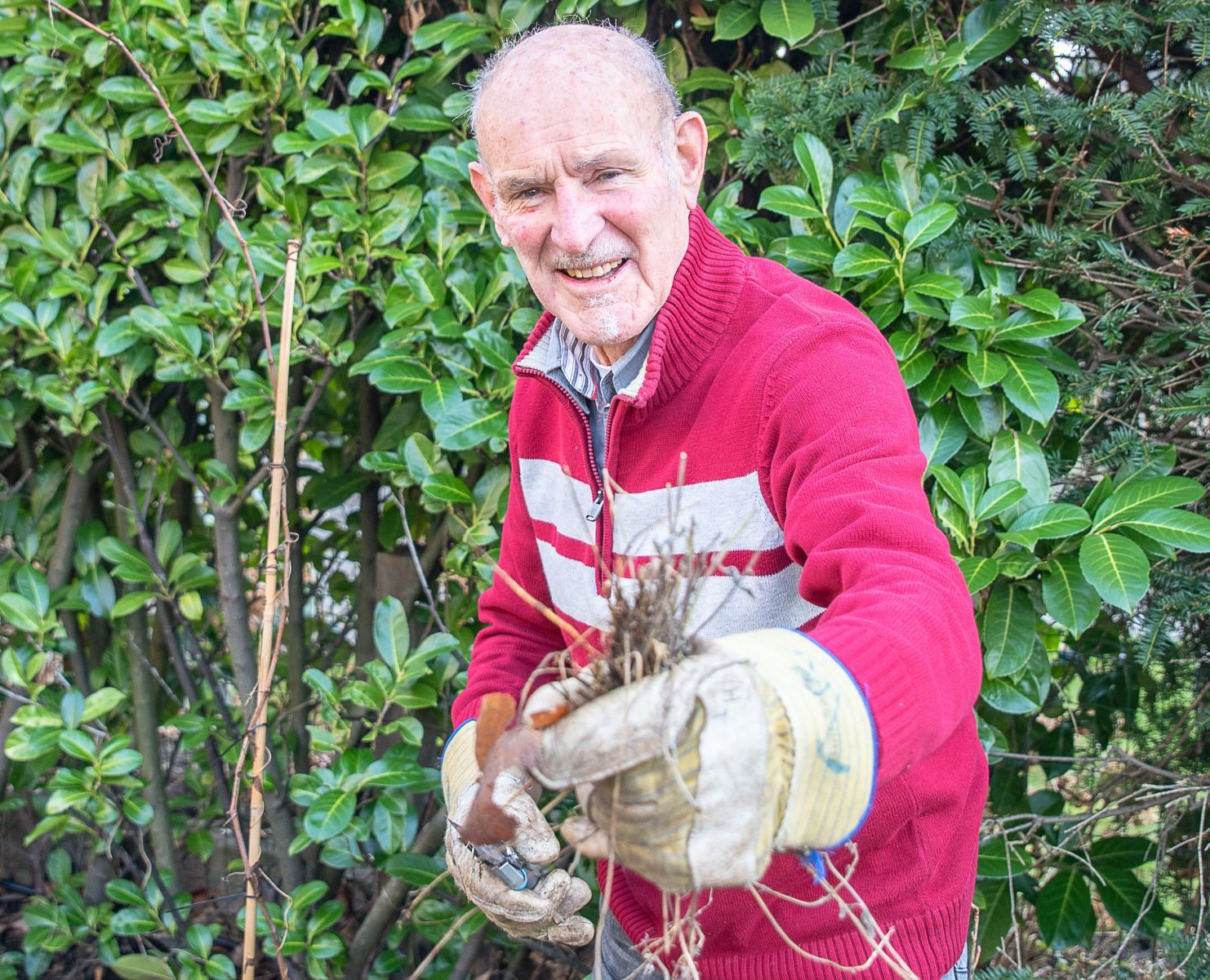 Onze tuinvrijwilliger helpt je graag met de tuin